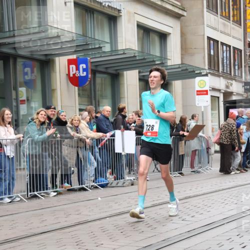 05.10.2025 - 20. swb-Marathon Bremen Strokosch-Dieckow http://msf.ph/oto/9295934 05.10.2025 12:56:11 Ziel 221, 728, 1005, 2135, 2670, 2801, 4984, 7274, 7587, 221, 728, 1005, 2135, 2670, 2801, 4984, 7274, 7587 meine-sportfotos.de