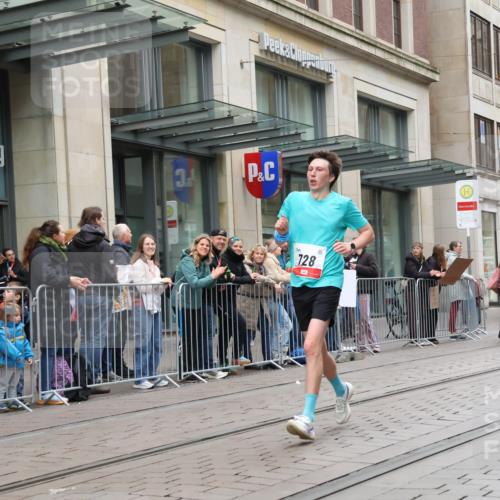 05.10.2025 - 20. swb-Marathon Bremen Strokosch-Dieckow http://msf.ph/oto/9295939 05.10.2025 12:56:11 Ziel 221, 728, 1005, 2135, 2670, 2801, 4984, 7274, 7587, 221, 728, 1005, 2135, 2670, 2801, 4984, 7274, 7587 meine-sportfotos.de