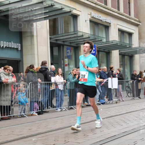05.10.2025 - 20. swb-Marathon Bremen Strokosch-Dieckow http://msf.ph/oto/9295943 05.10.2025 12:56:11 Ziel 221, 728, 1005, 2135, 2670, 2801, 4984, 7274, 7587, 221, 728, 1005, 2135, 2670, 2801, 4984, 7274, 7587 meine-sportfotos.de