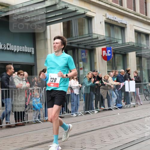 05.10.2025 - 20. swb-Marathon Bremen Strokosch-Dieckow http://msf.ph/oto/9295946 05.10.2025 12:56:12 Ziel 221, 728, 1005, 2135, 2670, 2801, 4984, 7274, 7587, 221, 728, 1005, 2135, 2670, 2801, 4984, 7274, 7587 meine-sportfotos.de