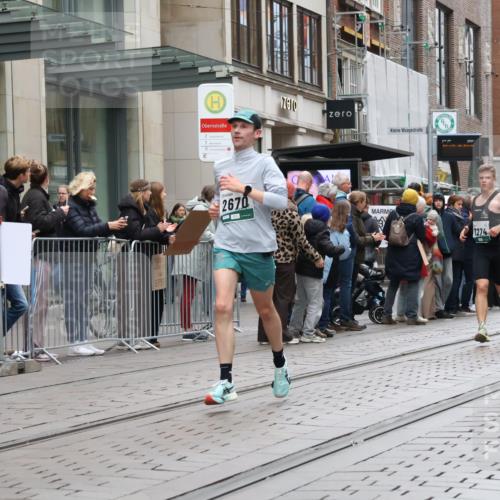 05.10.2025 - 20. swb-Marathon Bremen Strokosch-Dieckow http://msf.ph/oto/9295950 05.10.2025 12:56:23 Ziel 1005, 1925, 2670, 2801, 4984, 7274, 7587, 1005, 1925, 2670, 2801, 4984, 7274, 7587 meine-sportfotos.de