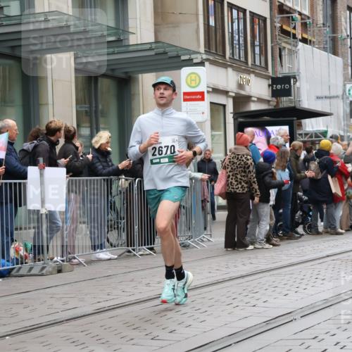 05.10.2025 - 20. swb-Marathon Bremen Strokosch-Dieckow http://msf.ph/oto/9295954 05.10.2025 12:56:23 Ziel 1005, 1925, 2670, 2801, 4984, 7274, 7587, 1005, 1925, 2670, 2801, 4984, 7274, 7587 meine-sportfotos.de