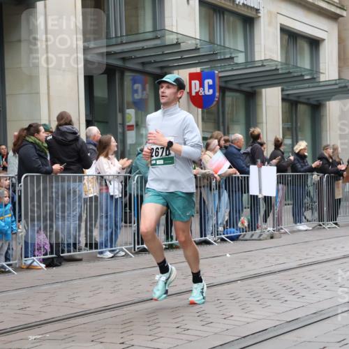 05.10.2025 - 20. swb-Marathon Bremen Strokosch-Dieckow http://msf.ph/oto/9295964 05.10.2025 12:56:24 Ziel 1005, 1925, 2670, 2801, 4984, 7274, 7587, 1005, 1925, 2670, 2801, 4984, 7274, 7587 meine-sportfotos.de