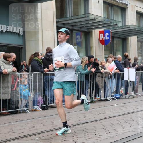 05.10.2025 - 20. swb-Marathon Bremen Strokosch-Dieckow http://msf.ph/oto/9295967 05.10.2025 12:56:24 Ziel 1005, 1925, 2670, 2801, 4984, 7274, 7587, 1005, 1925, 2670, 2801, 4984, 7274, 7587 meine-sportfotos.de