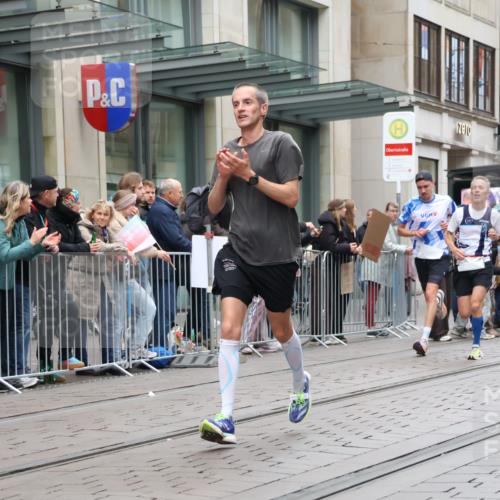 05.10.2025 - 20. swb-Marathon Bremen Strokosch-Dieckow http://msf.ph/oto/9295984 05.10.2025 12:56:28 Ziel 193, 436, 1005, 1925, 2670, 2801, 4984, 7274, 7587, 193, 436, 1005, 1925, 2670, 2801, 4984, 7274, 7587 meine-sportfotos.de