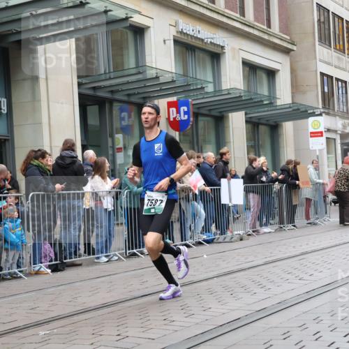 05.10.2025 - 20. swb-Marathon Bremen Strokosch-Dieckow http://msf.ph/oto/9296013 05.10.2025 12:56:31 Ziel 193, 436, 1005, 1901, 1925, 2801, 4984, 7587, 193, 436, 1005, 1901, 1925, 2801, 4984, 7587 meine-sportfotos.de