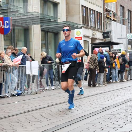 05.10.2025 - 20. swb-Marathon Bremen Strokosch-Dieckow http://msf.ph/oto/9296051 05.10.2025 12:56:45 Ziel 193, 436, 1801, 1901, 1925, 2497, 2743, 6566, 193, 436, 1801, 1901, 1925, 2497, 2743, 6566 meine-sportfotos.de