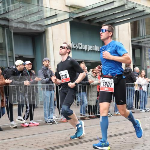 05.10.2025 - 20. swb-Marathon Bremen Strokosch-Dieckow http://msf.ph/oto/9296069 05.10.2025 12:56:46 Ziel 193, 436, 1801, 1901, 2497, 2743, 6566, 193, 436, 1801, 1901, 2497, 2743, 6566 meine-sportfotos.de