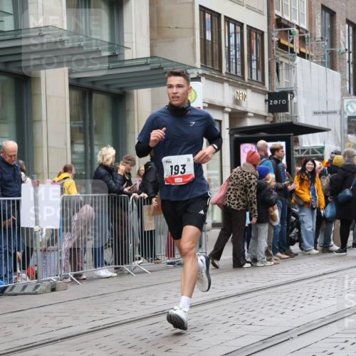 05.10.2025 - 20. swb-Marathon Bremen Strokosch-Dieckow http://msf.ph/oto/9296081 05.10.2025 12:56:49 Ziel 193, 436, 1212, 1801, 1901, 2497, 2743, 6566, 193, 436, 1212, 1801, 1901, 2497, 2743, 6566 meine-sportfotos.de