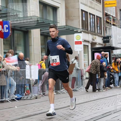 05.10.2025 - 20. swb-Marathon Bremen Strokosch-Dieckow http://msf.ph/oto/9296083 05.10.2025 12:56:49 Ziel 193, 436, 1212, 1801, 1901, 2497, 2743, 6566, 193, 436, 1212, 1801, 1901, 2497, 2743, 6566 meine-sportfotos.de