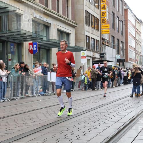 05.10.2025 - 20. swb-Marathon Bremen Strokosch-Dieckow http://msf.ph/oto/9296110 05.10.2025 12:56:59 Ziel 1212, 1801, 2497, 2683, 2743, 3817, 5028, 6566, 8211, 1212, 1801, 2497, 2683, 2743, 3817, 5028, 6566, 8211 meine-sportfotos.de
