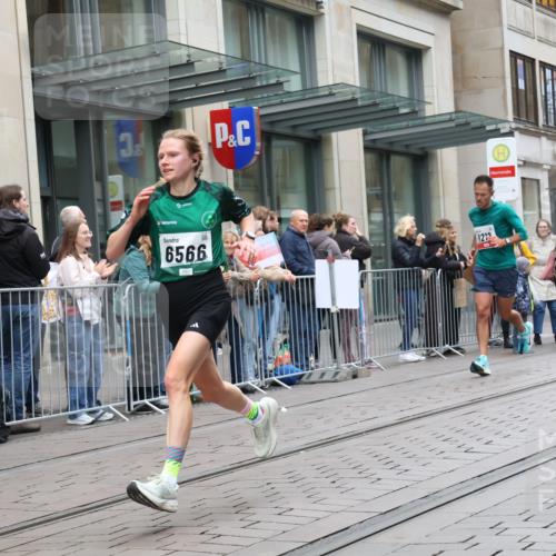 05.10.2025 - 20. swb-Marathon Bremen Strokosch-Dieckow http://msf.ph/oto/9296119 05.10.2025 12:57:03 Ziel 1212, 1801, 2683, 3817, 5028, 6566, 8211, 1212, 1801, 2683, 3817, 5028, 6566, 8211 meine-sportfotos.de