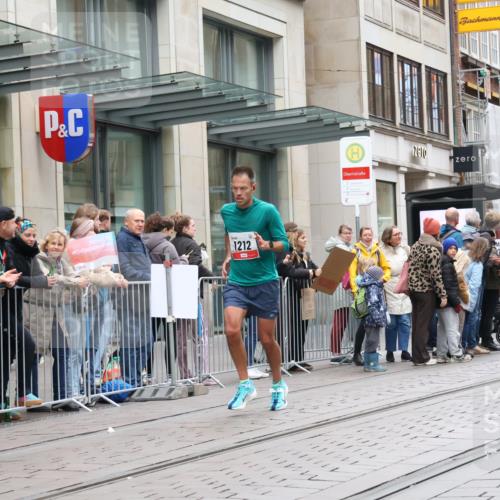 05.10.2025 - 20. swb-Marathon Bremen Strokosch-Dieckow http://msf.ph/oto/9296120 05.10.2025 12:57:04 Ziel 1212, 1801, 2683, 3153, 3817, 5028, 6566, 8211, 1212, 1801, 2683, 3153, 3817, 5028, 6566, 8211 meine-sportfotos.de