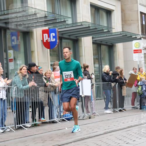 05.10.2025 - 20. swb-Marathon Bremen Strokosch-Dieckow http://msf.ph/oto/9296122 05.10.2025 12:57:05 Ziel 1212, 1801, 2683, 3153, 3817, 5028, 6566, 8211, 1212, 1801, 2683, 3153, 3817, 5028, 6566, 8211 meine-sportfotos.de
