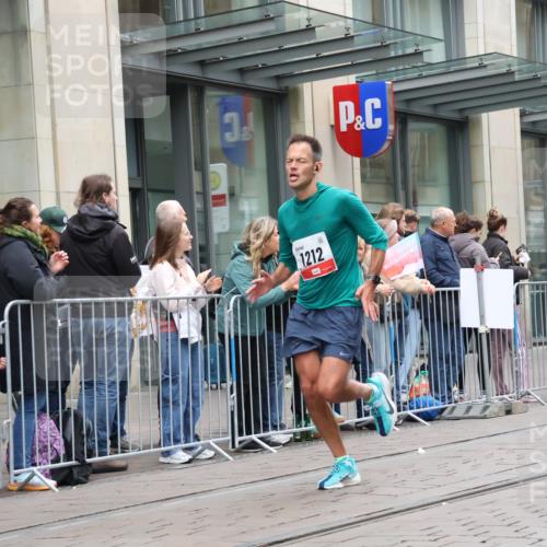 05.10.2025 - 20. swb-Marathon Bremen Strokosch-Dieckow http://msf.ph/oto/9296123 05.10.2025 12:57:05 Ziel 1212, 1801, 2683, 3153, 3817, 5028, 6566, 8211, 1212, 1801, 2683, 3153, 3817, 5028, 6566, 8211 meine-sportfotos.de