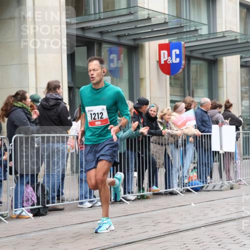 05.10.2025 - 20. swb-Marathon Bremen Strokosch-Dieckow http://msf.ph/oto/9296124 05.10.2025 12:57:05 Ziel 1212, 1801, 2683, 3153, 3817, 5028, 6566, 8211, 1212, 1801, 2683, 3153, 3817, 5028, 6566, 8211 meine-sportfotos.de