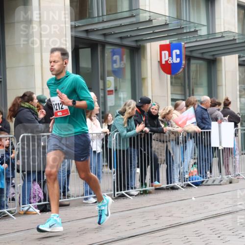 05.10.2025 - 20. swb-Marathon Bremen Strokosch-Dieckow http://msf.ph/oto/9296125 05.10.2025 12:57:05 Ziel 1212, 1801, 2683, 3153, 3817, 5028, 6566, 8211, 1212, 1801, 2683, 3153, 3817, 5028, 6566, 8211 meine-sportfotos.de