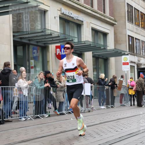 05.10.2025 - 20. swb-Marathon Bremen Strokosch-Dieckow http://msf.ph/oto/9296145 05.10.2025 12:57:18 Ziel 1088, 2168, 2909, 3153, 3817, 4635, 5028, 8211, 1088, 2168, 2909, 3153, 3817, 4635, 5028, 8211 meine-sportfotos.de