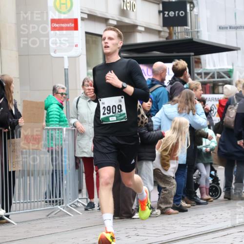 05.10.2025 - 20. swb-Marathon Bremen Strokosch-Dieckow http://msf.ph/oto/9296165 05.10.2025 12:57:32 Ziel 9, 1088, 2168, 2909, 4635, 6903, 9, 1088, 2168, 2909, 4635, 6903 meine-sportfotos.de
