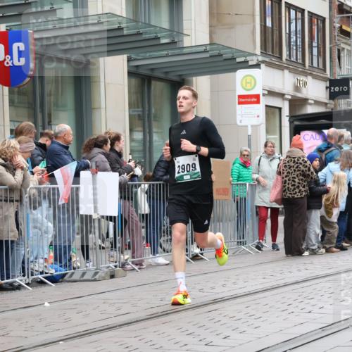 05.10.2025 - 20. swb-Marathon Bremen Strokosch-Dieckow http://msf.ph/oto/9296168 05.10.2025 12:57:33 Ziel 9, 1088, 2168, 2909, 6903, 9, 1088, 2168, 2909, 6903 meine-sportfotos.de