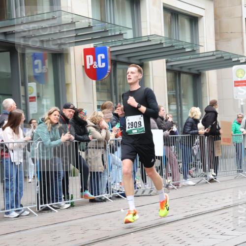 05.10.2025 - 20. swb-Marathon Bremen Strokosch-Dieckow http://msf.ph/oto/9296170 05.10.2025 12:57:33 Ziel 9, 1088, 2168, 2909, 6903, 9, 1088, 2168, 2909, 6903 meine-sportfotos.de