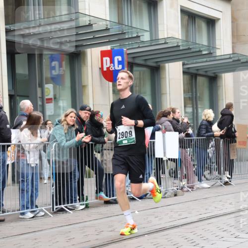 05.10.2025 - 20. swb-Marathon Bremen Strokosch-Dieckow http://msf.ph/oto/9296171 05.10.2025 12:57:33 Ziel 9, 1088, 2168, 2909, 6903, 9, 1088, 2168, 2909, 6903 meine-sportfotos.de