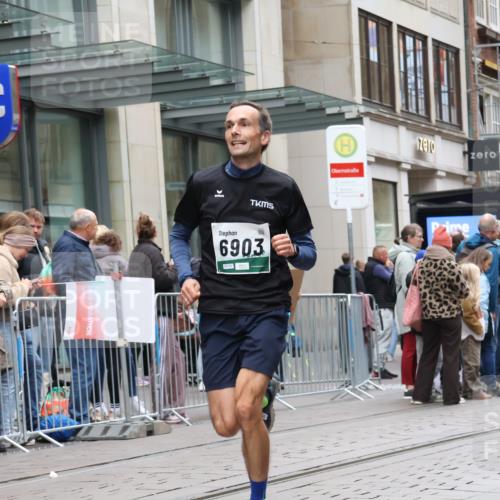 05.10.2025 - 20. swb-Marathon Bremen Strokosch-Dieckow http://msf.ph/oto/9296176 05.10.2025 12:57:47 Ziel 383, 1329, 1352, 1520, 3294, 5231, 6903, 383, 1329, 1352, 1520, 3294, 5231, 6903 meine-sportfotos.de