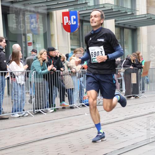 05.10.2025 - 20. swb-Marathon Bremen Strokosch-Dieckow http://msf.ph/oto/9296177 05.10.2025 12:57:47 Ziel 383, 1329, 1352, 1520, 3294, 5231, 6903, 383, 1329, 1352, 1520, 3294, 5231, 6903 meine-sportfotos.de