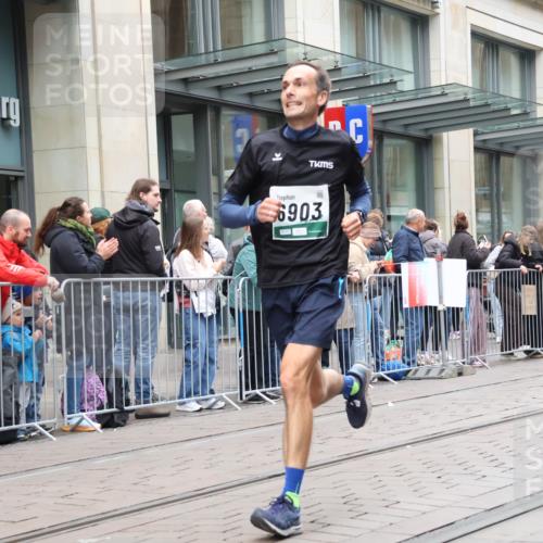 05.10.2025 - 20. swb-Marathon Bremen Strokosch-Dieckow http://msf.ph/oto/9296178 05.10.2025 12:57:47 Ziel 383, 1329, 1352, 1520, 3294, 5231, 6903, 383, 1329, 1352, 1520, 3294, 5231, 6903 meine-sportfotos.de