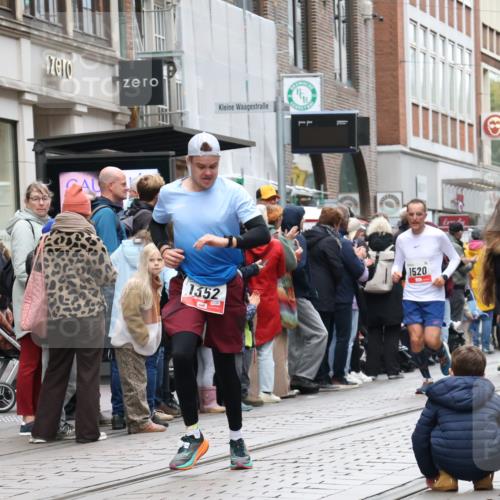 05.10.2025 - 20. swb-Marathon Bremen Strokosch-Dieckow http://msf.ph/oto/9296179 05.10.2025 12:57:52 Ziel 383, 1329, 1352, 1520, 3294, 5231, 5741, 7472, 383, 1329, 1352, 1520, 3294, 5231, 5741, 7472 meine-sportfotos.de