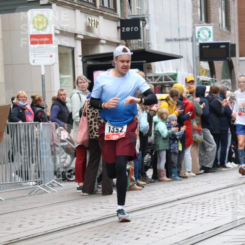 05.10.2025 - 20. swb-Marathon Bremen Strokosch-Dieckow http://msf.ph/oto/9296180 05.10.2025 12:57:52 Ziel 383, 1329, 1352, 1520, 3294, 5231, 5741, 7472, 383, 1329, 1352, 1520, 3294, 5231, 5741, 7472 meine-sportfotos.de