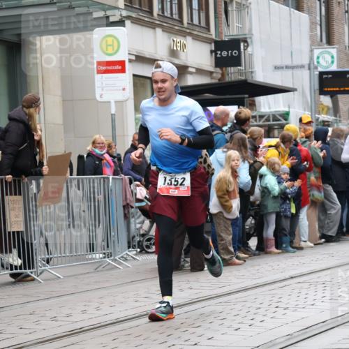 05.10.2025 - 20. swb-Marathon Bremen Strokosch-Dieckow http://msf.ph/oto/9296181 05.10.2025 12:57:53 Ziel 383, 1329, 1352, 1520, 3294, 5231, 5741, 7472, 383, 1329, 1352, 1520, 3294, 5231, 5741, 7472 meine-sportfotos.de