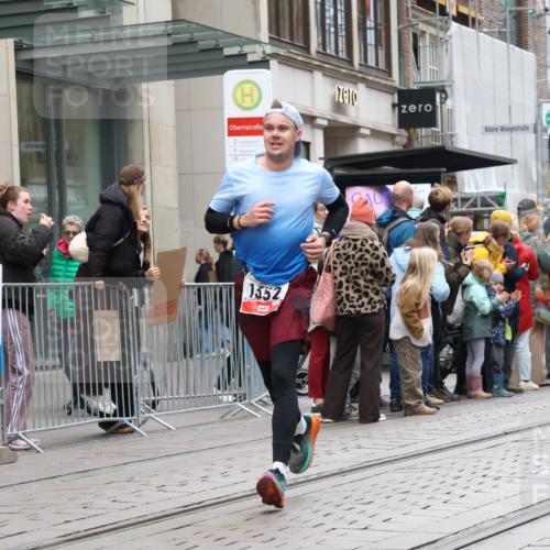 05.10.2025 - 20. swb-Marathon Bremen Strokosch-Dieckow http://msf.ph/oto/9296182 05.10.2025 12:57:53 Ziel 383, 1329, 1352, 1520, 3294, 5231, 5741, 7472, 383, 1329, 1352, 1520, 3294, 5231, 5741, 7472 meine-sportfotos.de