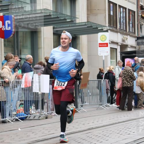 05.10.2025 - 20. swb-Marathon Bremen Strokosch-Dieckow http://msf.ph/oto/9296183 05.10.2025 12:57:54 Ziel 383, 1329, 1352, 1520, 3294, 5231, 5741, 7472, 383, 1329, 1352, 1520, 3294, 5231, 5741, 7472 meine-sportfotos.de