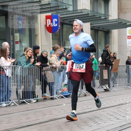 05.10.2025 - 20. swb-Marathon Bremen Strokosch-Dieckow http://msf.ph/oto/9296184 05.10.2025 12:57:54 Ziel 383, 1329, 1352, 1520, 3294, 5231, 5741, 7472, 383, 1329, 1352, 1520, 3294, 5231, 5741, 7472 meine-sportfotos.de