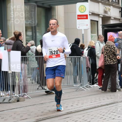 05.10.2025 - 20. swb-Marathon Bremen Strokosch-Dieckow http://msf.ph/oto/9296187 05.10.2025 12:57:56 Ziel 383, 1329, 1352, 1392, 1520, 3294, 5231, 5741, 7269, 7472, 383, 1329, 1352, 1392, 1520, 3294, 5231, 5741, 7269, 7472 meine-sportfotos.de