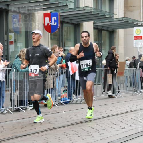 05.10.2025 - 20. swb-Marathon Bremen Strokosch-Dieckow http://msf.ph/oto/9296196 05.10.2025 12:57:59 Ziel 383, 1329, 1352, 1392, 1520, 3294, 5231, 5741, 7269, 7405, 7472, 7816, 383, 1329, 1352, 1392, 1520, 3294, 5231, 5741, 7269, 7405, 7472, 7816 meine-sportfotos.de