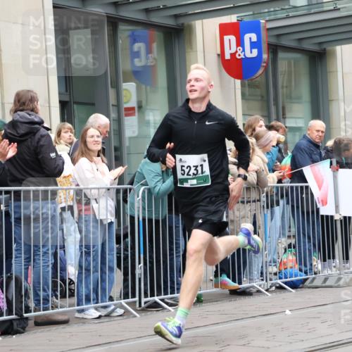 05.10.2025 - 20. swb-Marathon Bremen Strokosch-Dieckow http://msf.ph/oto/9296204 05.10.2025 12:58:02 Ziel 383, 1058, 1329, 1392, 1520, 3294, 5741, 7269, 7405, 7472, 7816, 383, 1058, 1329, 1392, 1520, 3294, 5741, 7269, 7405, 7472, 7816 meine-sportfotos.de