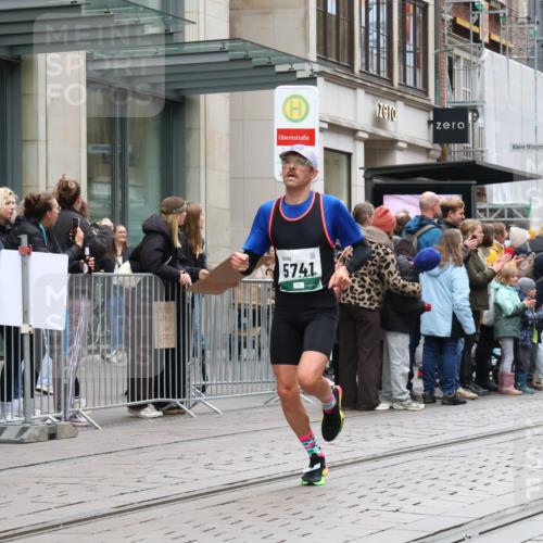05.10.2025 - 20. swb-Marathon Bremen Strokosch-Dieckow http://msf.ph/oto/9296209 05.10.2025 12:58:11 Ziel 1058, 1258, 1392, 3705, 4867, 5741, 7269, 7405, 7472, 7816, 1058, 1258, 1392, 3705, 4867, 5741, 7269, 7405, 7472, 7816 meine-sportfotos.de