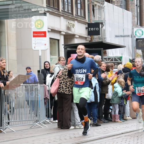 05.10.2025 - 20. swb-Marathon Bremen Strokosch-Dieckow http://msf.ph/oto/9296213 05.10.2025 12:58:13 Ziel 1058, 1258, 1392, 3705, 4867, 5741, 5815, 7269, 7405, 7472, 7816, 8520, 1058, 1258, 1392, 3705, 4867, 5741, 5815, 7269, 7405, 7472, 7816, 8520 meine-sportfotos.de