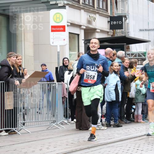 05.10.2025 - 20. swb-Marathon Bremen Strokosch-Dieckow http://msf.ph/oto/9296214 05.10.2025 12:58:13 Ziel 1058, 1258, 1392, 3705, 4867, 5741, 5815, 7269, 7405, 7472, 7816, 8520, 1058, 1258, 1392, 3705, 4867, 5741, 5815, 7269, 7405, 7472, 7816, 8520 meine-sportfotos.de