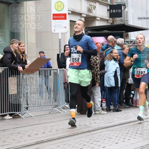05.10.2025 - 20. swb-Marathon Bremen Strokosch-Dieckow http://msf.ph/oto/9296215 05.10.2025 12:58:14 Ziel 1058, 1258, 1392, 3705, 4867, 5741, 5815, 7269, 7405, 7472, 7764, 7816, 8520, 1058, 1258, 1392, 3705, 4867, 5741, 5815, 7269, 7405, 7472, 7764, 7816, 8520 meine-sportfotos.de