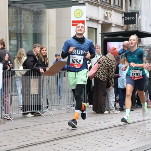 05.10.2025 - 20. swb-Marathon Bremen Strokosch-Dieckow http://msf.ph/oto/9296216 05.10.2025 12:58:14 Ziel 1058, 1258, 1392, 3705, 4867, 5741, 5815, 7269, 7405, 7472, 7764, 7816, 8520, 1058, 1258, 1392, 3705, 4867, 5741, 5815, 7269, 7405, 7472, 7764, 7816, 8520 meine-sportfotos.de