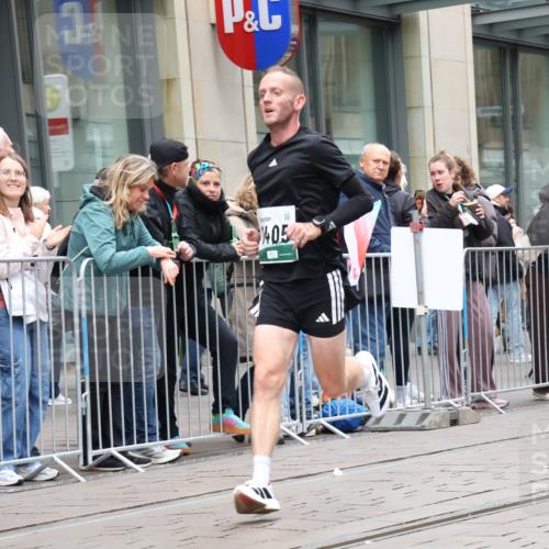 05.10.2025 - 20. swb-Marathon Bremen Strokosch-Dieckow http://msf.ph/oto/9296226 05.10.2025 12:58:18 Ziel 1058, 1258, 1392, 3705, 4867, 5815, 7269, 7405, 7668, 7764, 7816, 8275, 8520, 8593, 1058, 1258, 1392, 3705, 4867, 5815, 7269, 7405, 7668, 7764, 7816, 8275, 8520, 8593 meine-sportfotos.de