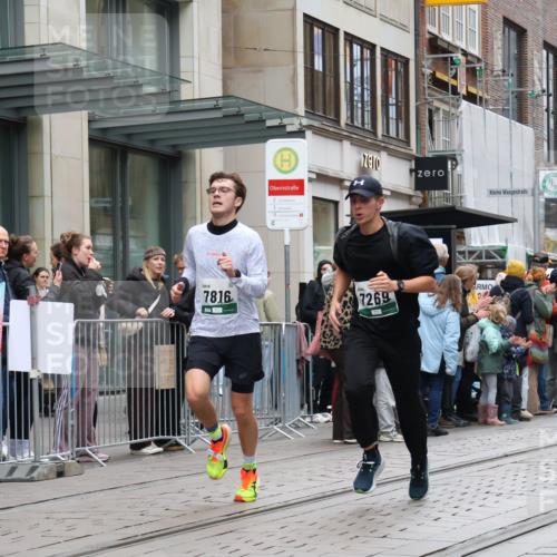 05.10.2025 - 20. swb-Marathon Bremen Strokosch-Dieckow http://msf.ph/oto/9296229 05.10.2025 12:58:19 Ziel 1058, 1258, 1392, 3705, 4867, 5815, 7269, 7405, 7668, 7764, 7816, 8275, 8520, 8593, 1058, 1258, 1392, 3705, 4867, 5815, 7269, 7405, 7668, 7764, 7816, 8275, 8520, 8593 meine-sportfotos.de