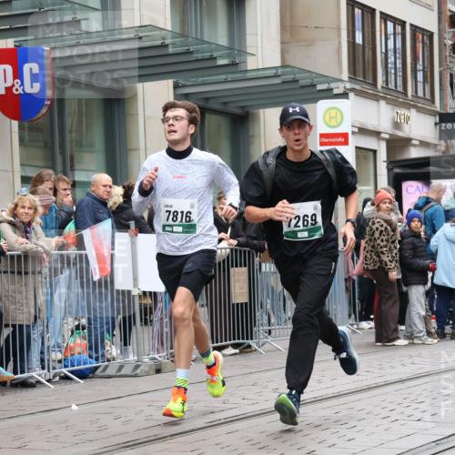 05.10.2025 - 20. swb-Marathon Bremen Strokosch-Dieckow http://msf.ph/oto/9296230 05.10.2025 12:58:20 Ziel 1058, 1258, 1392, 3705, 4867, 5815, 7269, 7405, 7668, 7764, 7816, 8275, 8520, 8593, 1058, 1258, 1392, 3705, 4867, 5815, 7269, 7405, 7668, 7764, 7816, 8275, 8520, 8593 meine-sportfotos.de