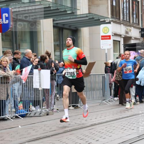 05.10.2025 - 20. swb-Marathon Bremen Strokosch-Dieckow http://msf.ph/oto/9296234 05.10.2025 12:58:23 Ziel 1058, 1258, 3580, 3705, 4867, 5495, 5815, 7405, 7668, 7764, 8275, 8520, 8593, 1058, 1258, 3580, 3705, 4867, 5495, 5815, 7405, 7668, 7764, 8275, 8520, 8593 meine-sportfotos.de