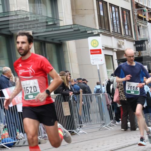 05.10.2025 - 20. swb-Marathon Bremen Strokosch-Dieckow http://msf.ph/oto/9296250 05.10.2025 12:58:36 Ziel 3435, 3580, 4664, 5470, 5495, 5815, 7668, 7764, 8053, 8275, 8520, 8593, 3435, 3580, 4664, 5470, 5495, 5815, 7668, 7764, 8053, 8275, 8520, 8593 meine-sportfotos.de