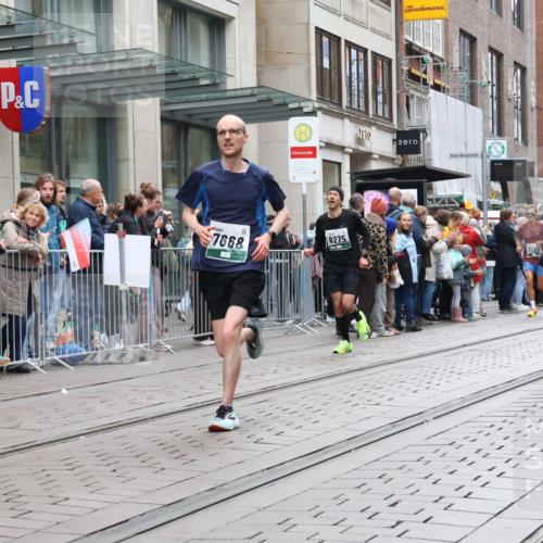 05.10.2025 - 20. swb-Marathon Bremen Strokosch-Dieckow http://msf.ph/oto/9296252 05.10.2025 12:58:37 Ziel 3435, 3580, 4664, 5470, 5495, 5815, 7668, 7764, 8053, 8275, 8520, 8593, 3435, 3580, 4664, 5470, 5495, 5815, 7668, 7764, 8053, 8275, 8520, 8593 meine-sportfotos.de
