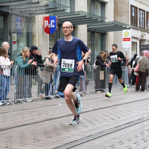 05.10.2025 - 20. swb-Marathon Bremen Strokosch-Dieckow http://msf.ph/oto/9296254 05.10.2025 12:58:38 Ziel 3435, 3580, 4664, 5470, 5495, 7668, 7764, 8053, 8275, 8593, 3435, 3580, 4664, 5470, 5495, 7668, 7764, 8053, 8275, 8593 meine-sportfotos.de
